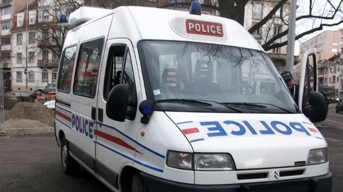 un adolescent interpellé suite à une course-poursuite palpitante avec les forces de l'ordre. découvrez les détails de cet incident spectaculaire et ses conséquences. suivez les réactions et les analyses autour de cette affaire intrigante.