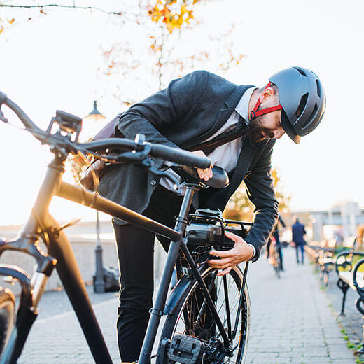 découvrez tout ce qu'il faut savoir sur l'assurance des vélos électriques : couverture, conseils et obligations légales pour rouler en toute sécurité.