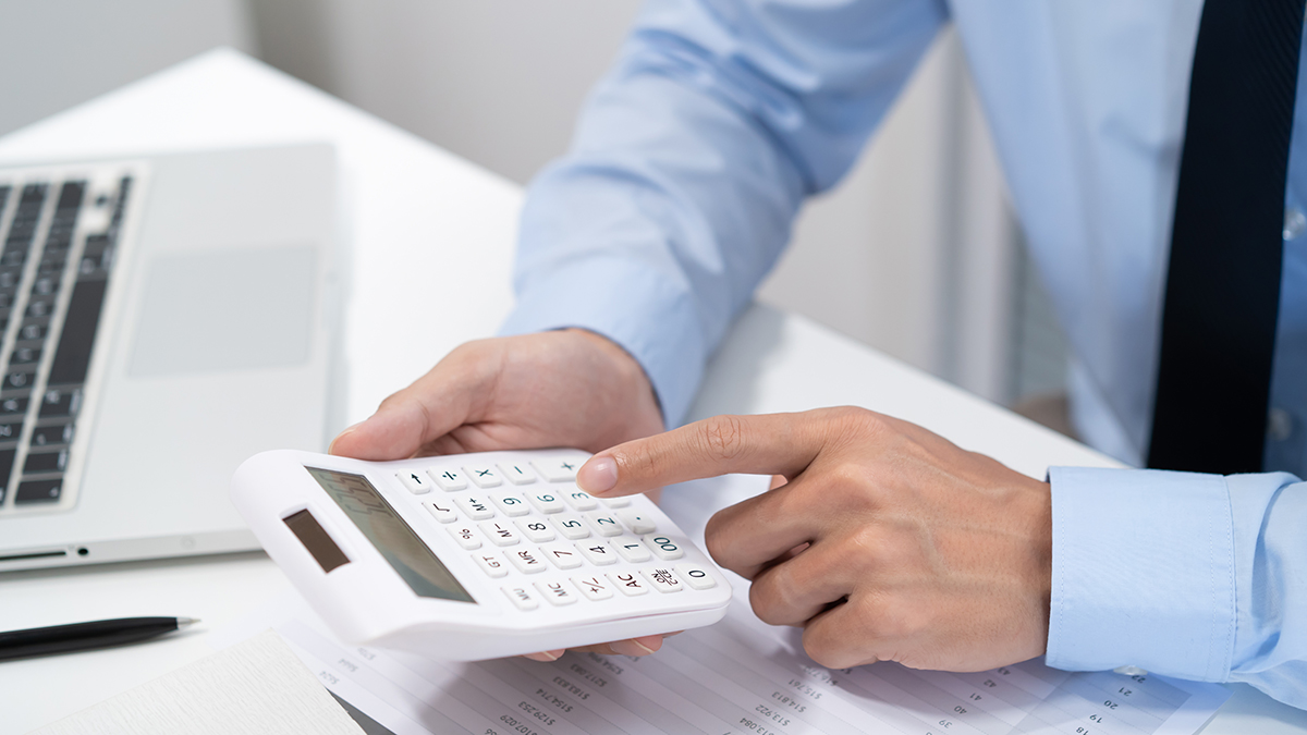 analyse critique de la hausse de la fiscalité sur l'assurance vie : impact, enjeux et conséquences pour les épargnants.