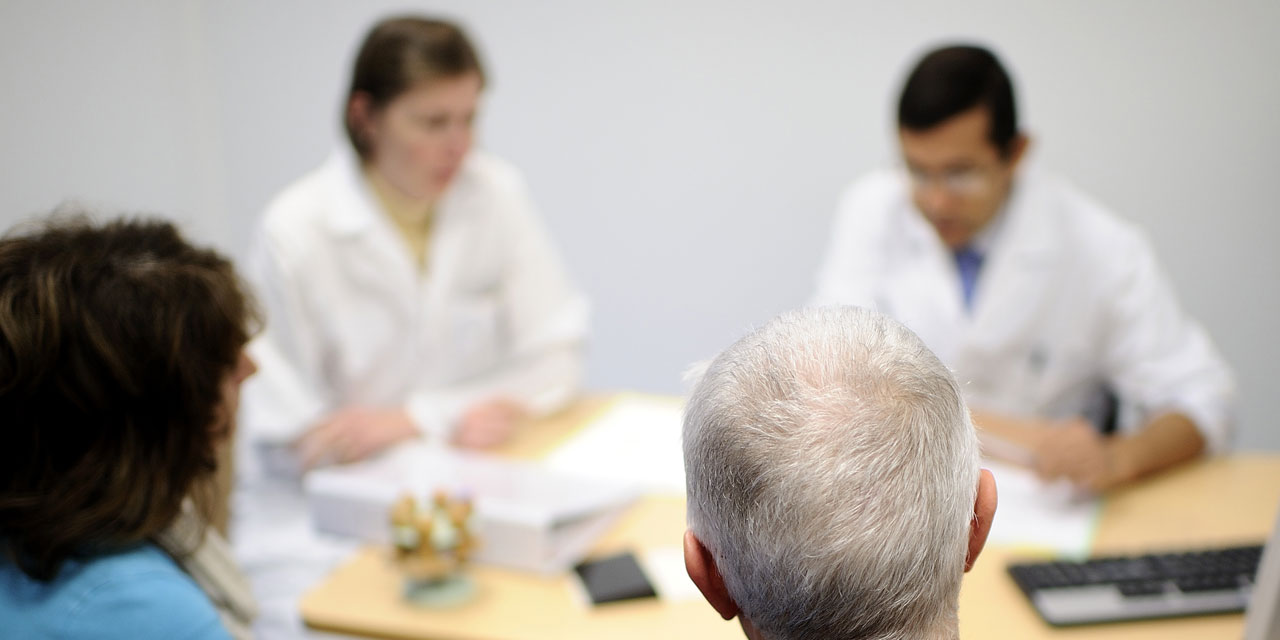 des médecins alertent sur le rôle controversé et coercitif de l'assurance maladie, dénonçant ses pratiques armées et leurs impacts sur le système de santé.