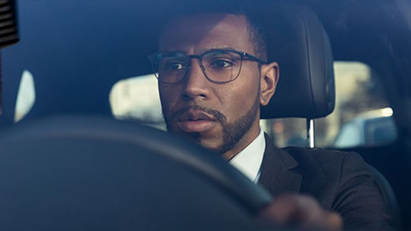 découvrez comment le prix élevé de l'assurance auto incite certains conducteurs à rouler sans couverture, les risques encourus et les solutions possibles pour protéger votre véhicule sans vous ruiner.