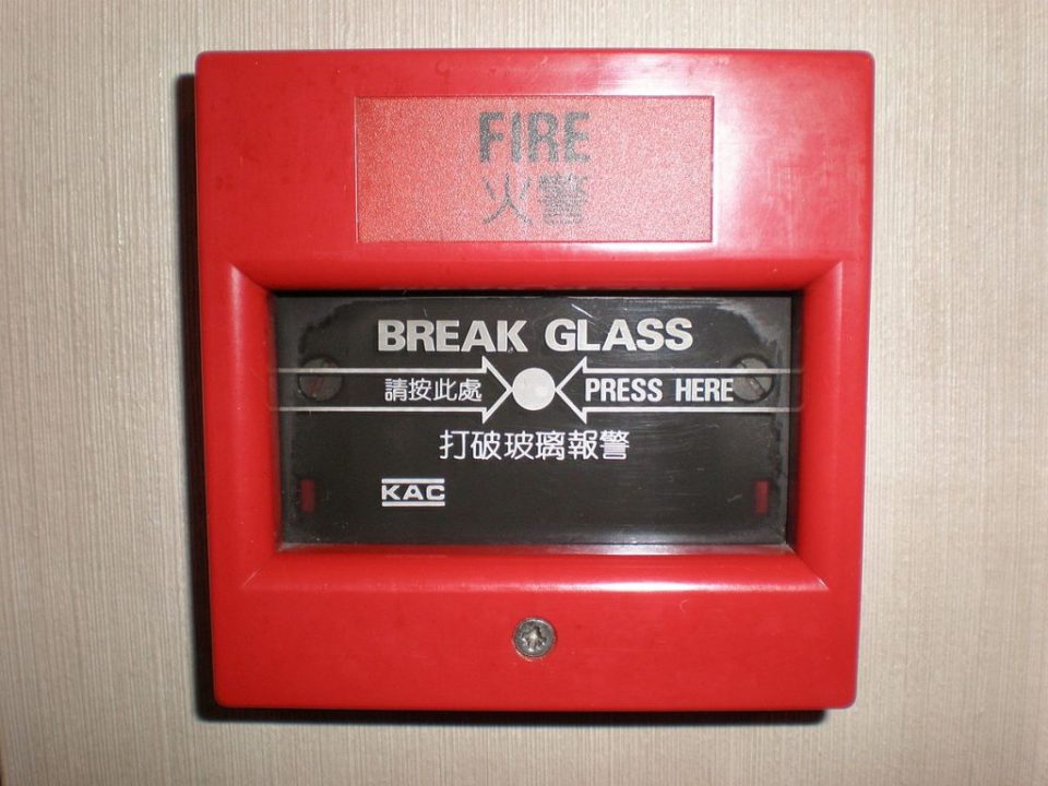 découvrez comment gérer l'assurance de votre voiture neuve en cas de vol ou de destruction, et l'impact sur votre malus automobile.