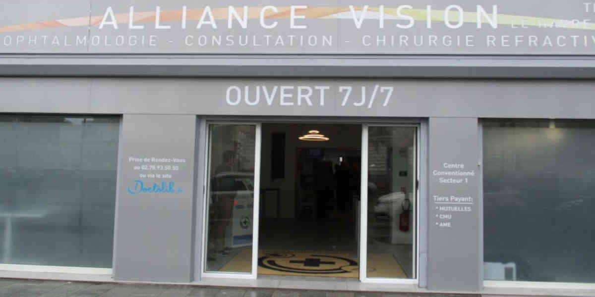 enquête approfondie sur les fraudes liées à l'assurance maladie impliquant des centres fictifs, révélant les méthodes et les impacts de ces escroqueries.